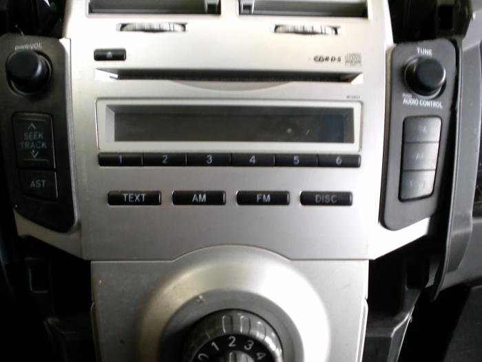 Used Toyota Yaris II (P9) 1.0 12V VVTi Radio CD player